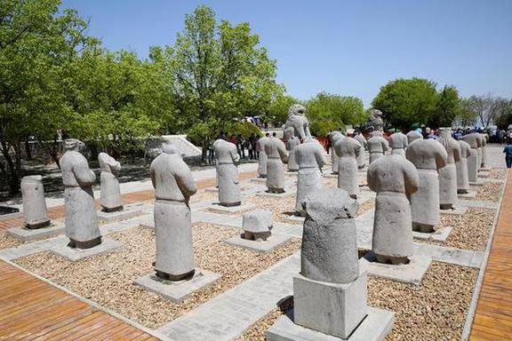 新2025澳门天天开好彩和东汉石人像立在路边与东汉石雕人像